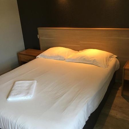Hotel Le Bretagne Et Restaurant Le Papillon Gorron エクステリア 写真