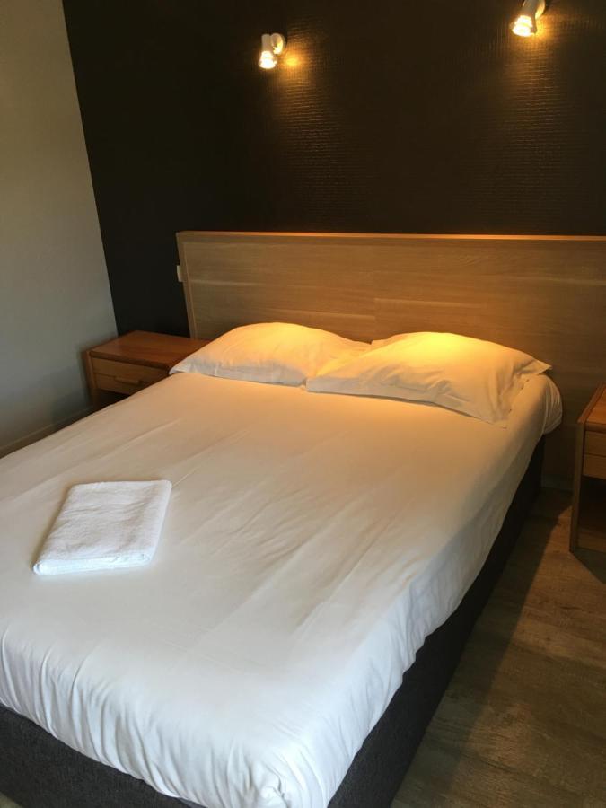 Hotel Le Bretagne Et Restaurant Le Papillon Gorron エクステリア 写真