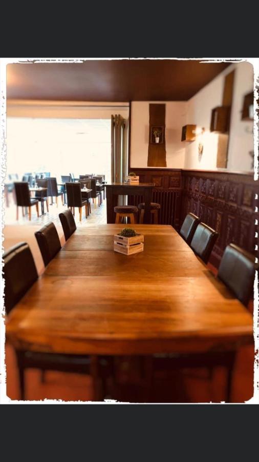 Hotel Le Bretagne Et Restaurant Le Papillon Gorron エクステリア 写真