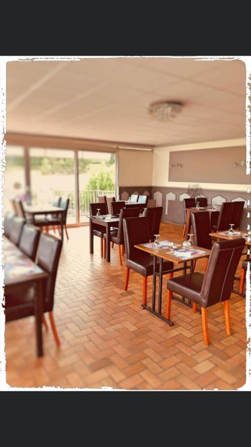 Hotel Le Bretagne Et Restaurant Le Papillon Gorron エクステリア 写真